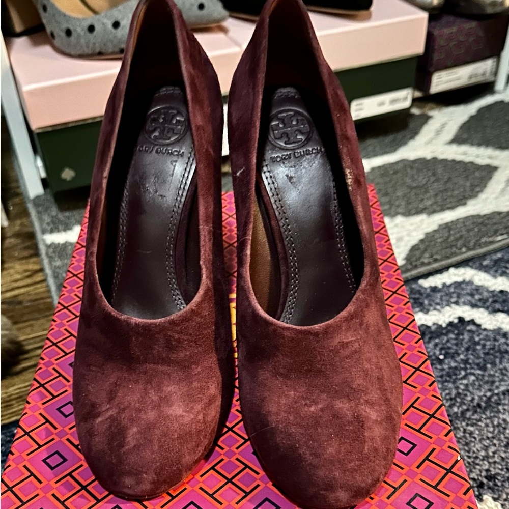 NIB never worn plum suede Tory Burch shoes size 7.5 - Picture 2 of 7